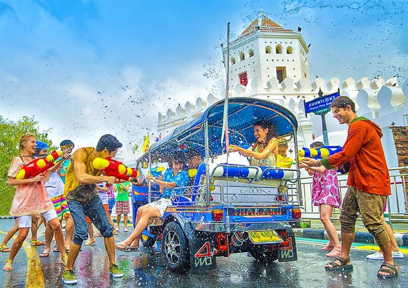 ฝันว่าเล่นน้ำสงกรานต์