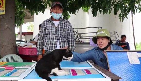 พ่อค้าแม่ค้าขายลอตเตอรี่