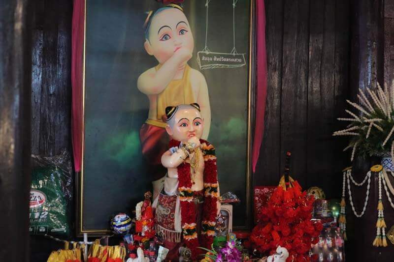 รูปปั้นส้มฉุนวัดทรงเสวย