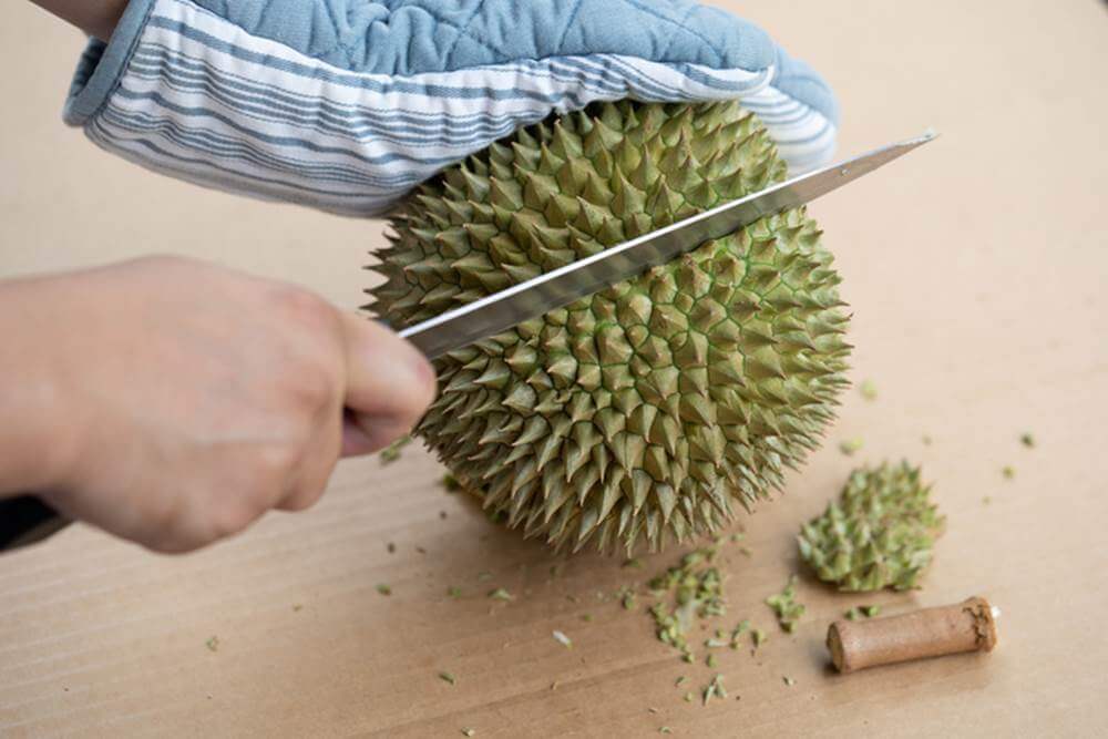 คนปลอกทุเรียน