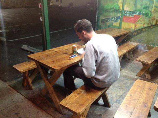 นั่งกินข้าวคนเดียว