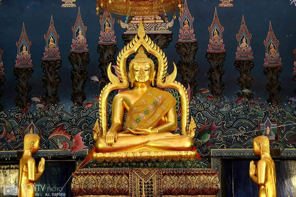 หลวงพ่อเพชรในพระอุโบสถ