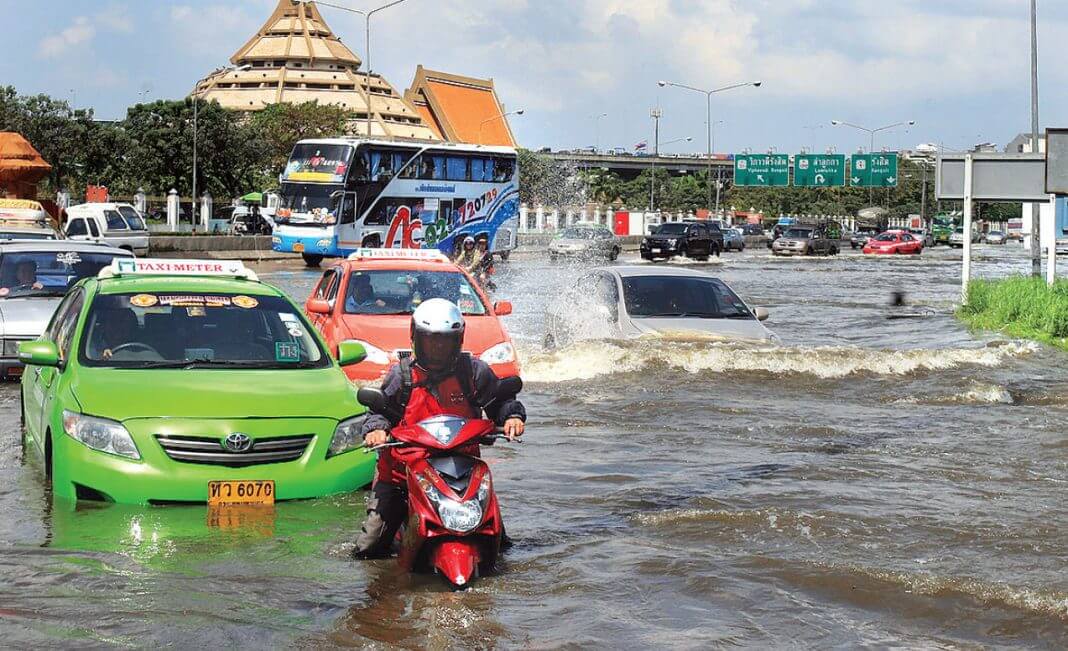 ขับรถลุยน้ำท่วม