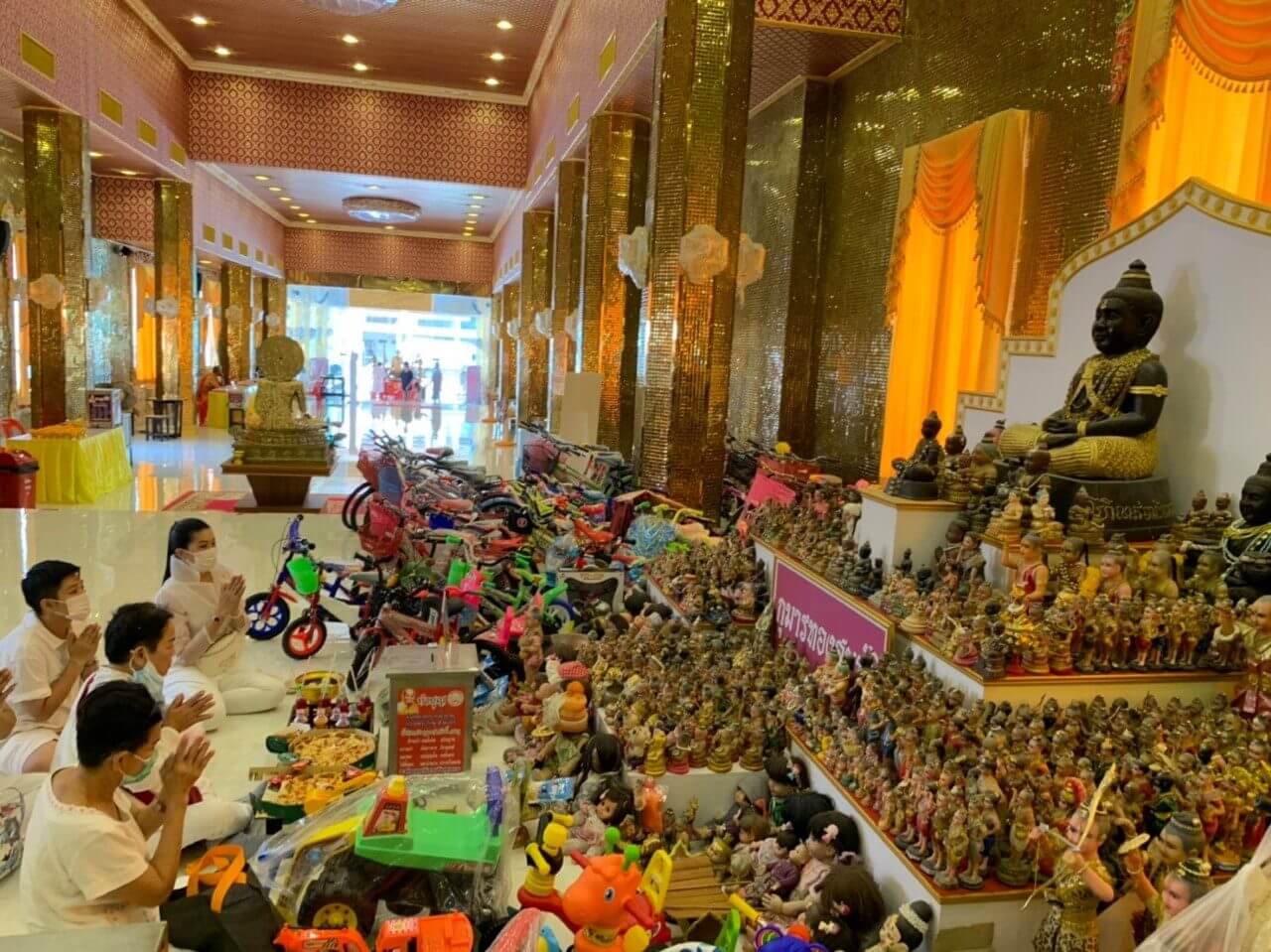 คนมาขอโชคกุมารทองสมบัติ