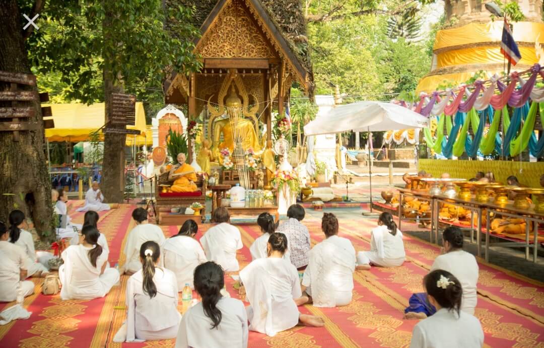 คนมาทำบุญที่วัด