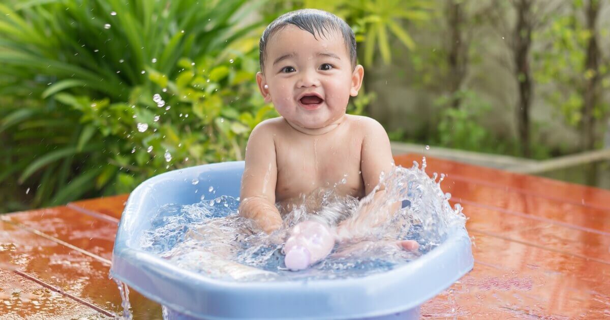 เด็กอาบน้ำในกาละมัง