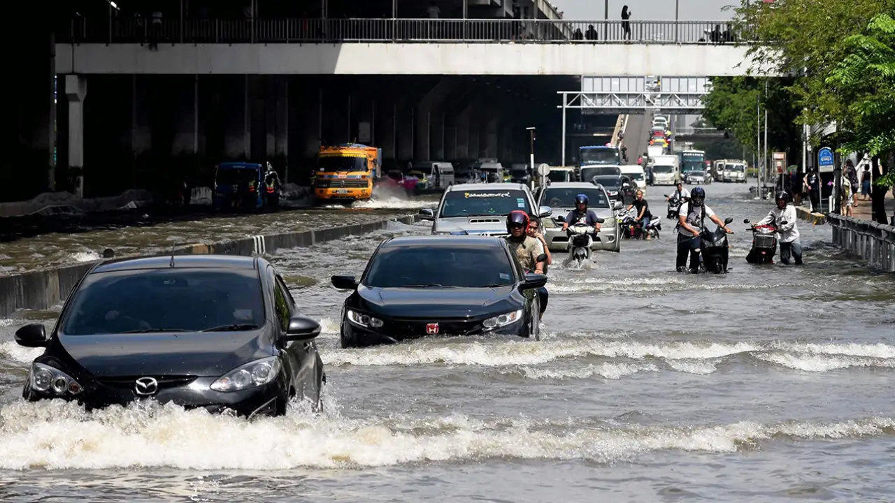 ฝนตกน้ำท่วม