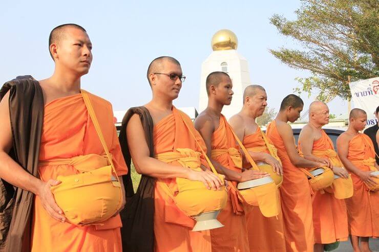 พระสงฆ์บิณฑบาตร