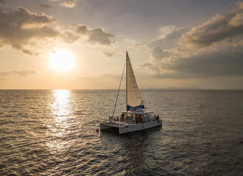 นั่งเรือยอร์ช